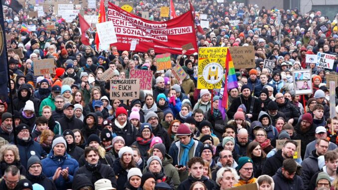 Unter dem Motto «Hamburg steht zusammen: Wer mit Faschisten paktiert, hat nichts kapiert!» hatte ein Bündnis von mehr als 20 Organisationen zu der Demonstration aufgerufen.