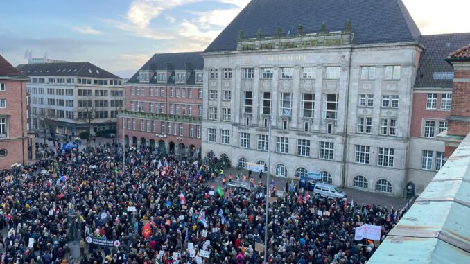 Mehr als 10.000 Menschen demonstrieren in Schleswig-Holsteins Landeshauptstadt Kiel.