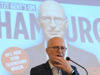 Peter Tschentscher will in Hamburg mit den Grünen weiterregieren, sieht die Mehrheit aber in Gefahr.