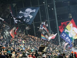 Die Fans des FC St. Pauli im Millerntorstadion.