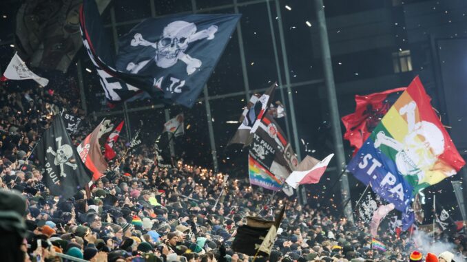 Die Fans des FC St. Pauli im Millerntorstadion.