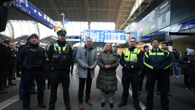 Bundesinnenministerin Nancy Faeser (SPD) hält die «Quattro-Streifen» am Hamburger Hauptbahnhof für ein gutes Instrument zur Kriminalitätsbekämpfung. Bei den «Quattro-Streifen» gehen Vertreter der Landes- und Bundespolizei sowie der Hochbahn-Wache und der DB Sicherheit gemeinsam auf Streife.