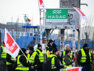 Die Gewerkschaft Verdi verhandelt mit Arbeitgebervertretern über einen neuen Haustarifvertrag. (Archivbild)