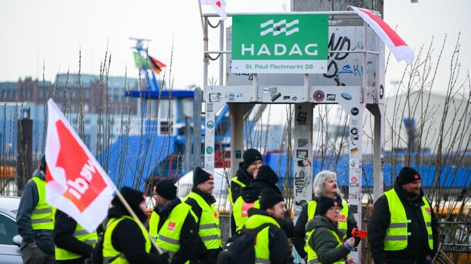 Die Gewerkschaft Verdi verhandelt mit Arbeitgebervertretern über einen neuen Haustarifvertrag. (Archivbild)