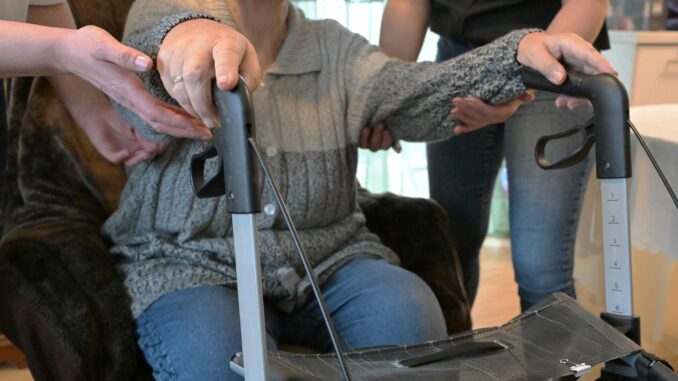 In der Altenpflege fehlt Personal. Laut dem Bundesverband privater Anbieter sozialer Dienste bricht etwa die Hälfte aller Pflege-Azubis die Ausbildung ab. (Symbolbild)