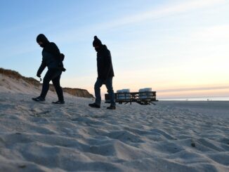 Ende März sollen die Arbeiten für den Neubau auf Sylt starten. Provisorisch stehen jetzt einige Strandkörbe auf einem Rettungsschwimmer-Podest.