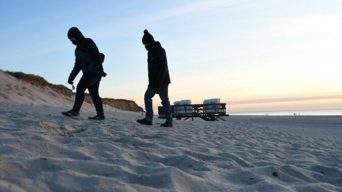 Ende März sollen die Arbeiten für den Neubau auf Sylt starten. Provisorisch stehen jetzt einige Strandkörbe auf einem Rettungsschwimmer-Podest.