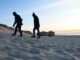 Ende März sollen die Arbeiten für den Neubau auf Sylt starten. Provisorisch stehen jetzt einige Strandkörbe auf einem Rettungsschwimmer-Podest.