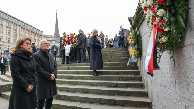 Zum Gedenken an die Opfer des Ukrainekrieges wurden in Hamburg Kränze niedergelegt. 