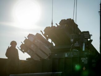 Soldaten der Bundeswehr verladen Raketen für das Flugabwehrsystem Patriot. (Archivfoto)