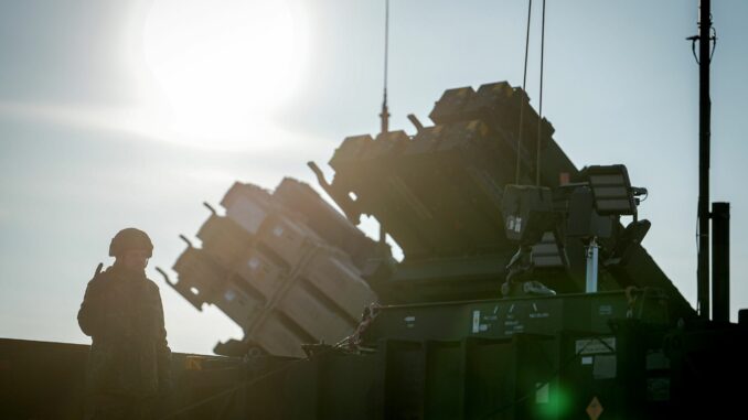 Soldaten der Bundeswehr verladen Raketen für das Flugabwehrsystem Patriot. (Archivfoto)