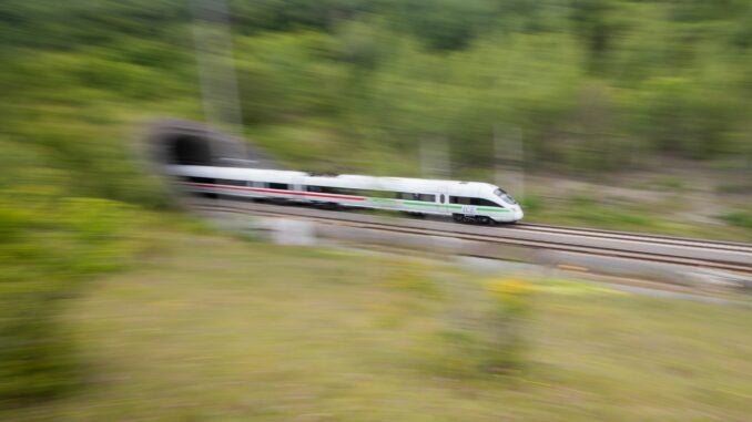 Bei zahlreichen Zügen kam es wegen der Streckensperrung zu Verspätungen. (Symbolbild)