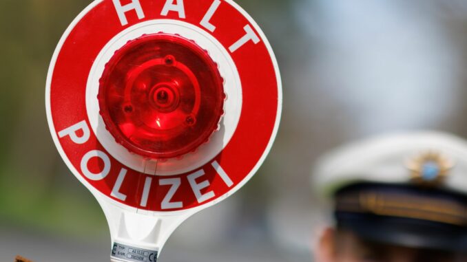 Die Polizei hat bei Travemünde einen Autofahrer gestoppt, der viel zu schnell unterwegs war. (Symbolbild)