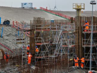 Auf der Baustelle des Ostseetunnels auf Fehmarn ist ein Arbeiter bei einem Sturz von einem Gerüst verletzt worden. Die Polizei schließt eine Straftat als Ursache aus. (Archivbild)