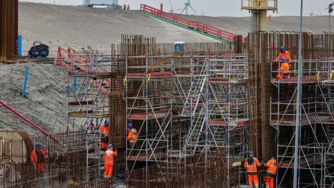 Auf der Baustelle des Ostseetunnels auf Fehmarn ist ein Arbeiter bei einem Sturz von einem Gerüst verletzt worden. Die Polizei schließt eine Straftat als Ursache aus. (Archivbild)