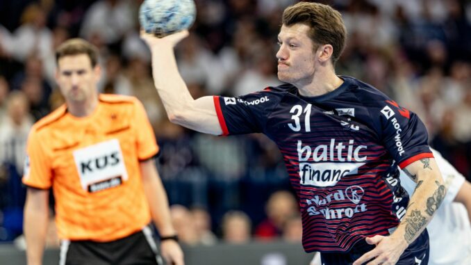 Emil Jakobsen und die SG Flensburg-Handewitt gewinnen beim HC Erlangen.