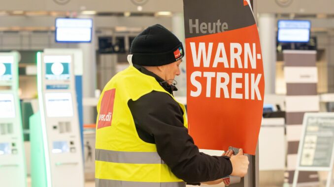 Seit der Nachtschicht sind die Mitarbeiter der Flughafen Hamburg GmbH zum Warnstreik aufgerufen.