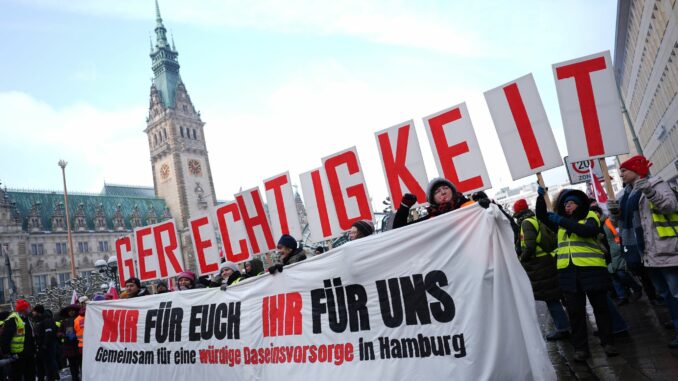 In der Innenstadt versammelten sich Teilnehmer des Warnstreiks zu einer Demonstration und einer Kundgebung. 