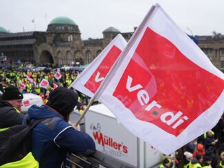 Rund 2.000 Menschen sind bei einer Kundgebung der Gewerkschaft Verdi - in vielen Bereichen der Stadt gab es Warnstreiks im öffentlichen Dienst.