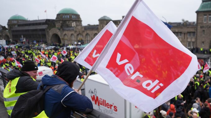 Rund 2.000 Menschen sind bei einer Kundgebung der Gewerkschaft Verdi - in vielen Bereichen der Stadt gab es Warnstreiks im öffentlichen Dienst.