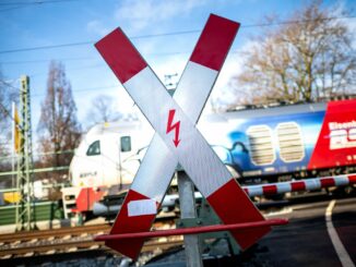 Am 11. Januar stieß an dem Bahnübergang im Oldenburger Stadtteil Ofenerdiek ein Kleinwagen bei geöffneten Schranken mit einem Zug der Nordwestbahn zusammen. (Symbolbild)