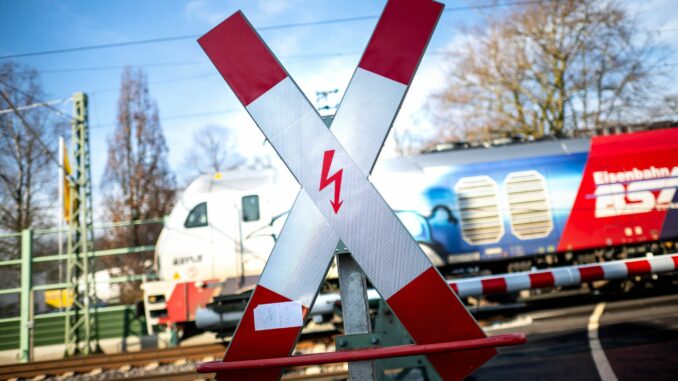 Am 11. Januar stieß an dem Bahnübergang im Oldenburger Stadtteil Ofenerdiek ein Kleinwagen bei geöffneten Schranken mit einem Zug der Nordwestbahn zusammen. (Symbolbild)