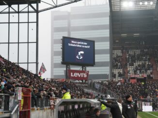 Bei der Bundesliga-Partie zwischen dem FC St. Pauli und dem FC Augsburg hat es nach dem Spiel auf der Haupttribüne noch einen Notarzteinsatz gegeben.