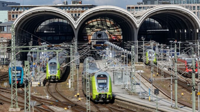 Durch eine Reparatur an der Oberleitung fallen zahlreiche Züge am Kieler Hauptbahnhof aus. (Symbolbild)