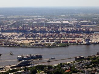 Im vergangenen Jahr sind in Hamburg mehr Container als im Jahr 2023 umgeschlagen worden. (Archivbild)