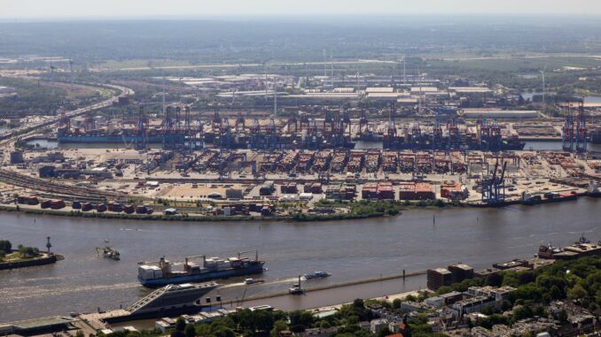 Im vergangenen Jahr sind in Hamburg mehr Container als im Jahr 2023 umgeschlagen worden. (Archivbild)