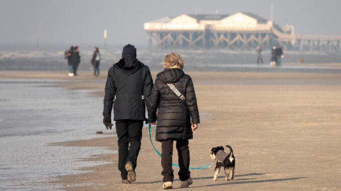 Am Strand von St. Peter-Ording nutzten Spaziergänger am Freitag das schöne Wetter.