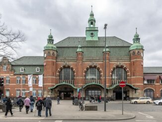 An den Hauptbahnhöfen in Lübeck und Kiel wurden Menschen auf Waffen und andere Gegenstände kontrolliert. (Symbolbild)