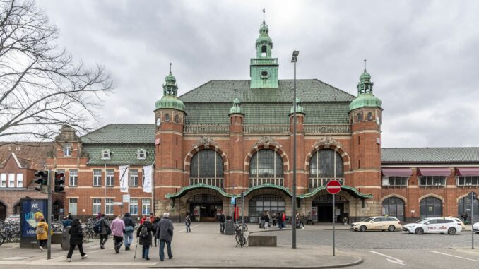 An den Hauptbahnhöfen in Lübeck und Kiel wurden Menschen auf Waffen und andere Gegenstände kontrolliert. (Symbolbild)