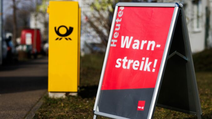 Im Tarifkonflikt mit der Deutschen Post AG ruft die Gewerkschaft ver.di am Donnerstag Zusteller in Schleswig-Holstein, Mecklenburg-Vorpommern und Hamburg zum Warnstreik auf. (Symbolbild)