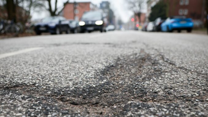 Für den Straßenzustandsbericht untersuchte die Verkehrsbehörde bereits 2021 und 2022 knapp 2.300 Kilometer an Straßen mit Kameraautos.