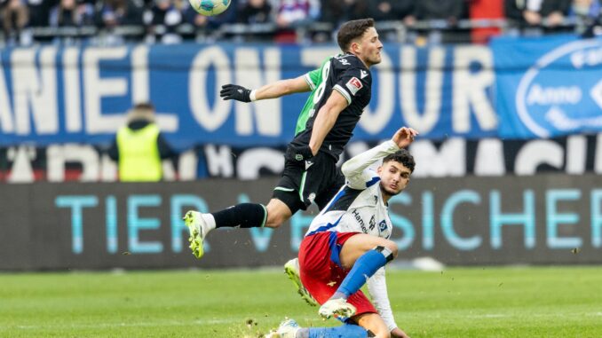 Zweikampf im Nordduell: Hannovers Enzo Leopold (l) und Hamburgs Daniel Elfadli.