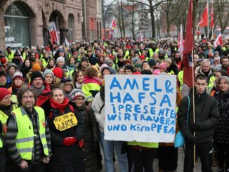 Die Teilnehmer eines Warnstreiks im öffentlichen Dienst haben bei einer Demonstration in Hamburg auch der Opfer des Anschlags bei einer Verdi-Demonstration in München gedacht.