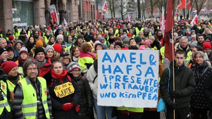 Die Teilnehmer eines Warnstreiks im öffentlichen Dienst haben bei einer Demonstration in Hamburg auch der Opfer des Anschlags bei einer Verdi-Demonstration in München gedacht. 