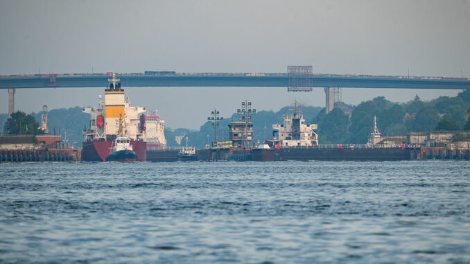 Auf dem Nord-Ostsee-Kanal hat es am Morgen eine Kollision gegeben. (Symbolbild)