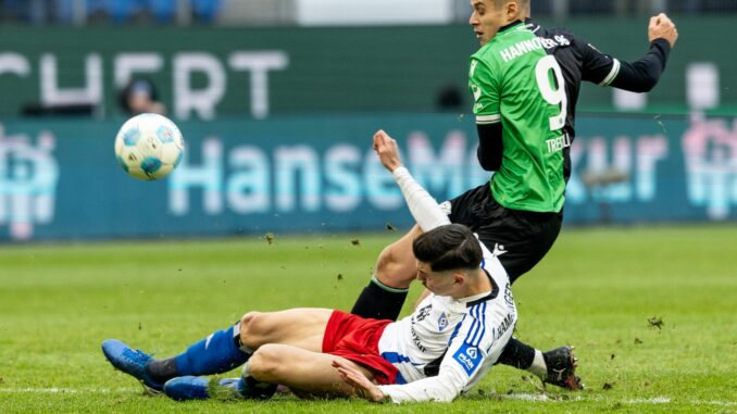 Umkämpftes Nordduell: HSV-Verteidiger Dennis Hadzikadunic (l) und Hannover Hannovers Torschütze Nicolo Tresoldi.  