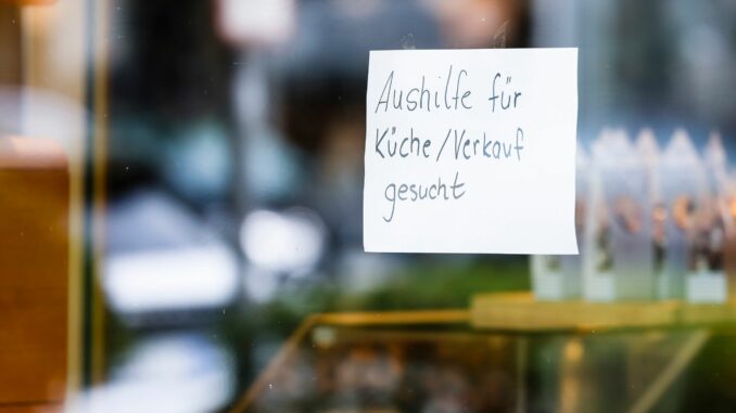 Insbesondere im Hotel- und Gaststättenbereich werden Mitarbeiter dringend gesucht (Archivbild)