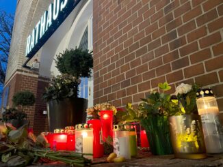 Nach dem plötzlichen Tod des Sylter Bürgermeisters stellten zahlreiche Menschen auf Sylt Grablichter, Blumen und Karten vor dem Rathaus auf. (Archivbild)