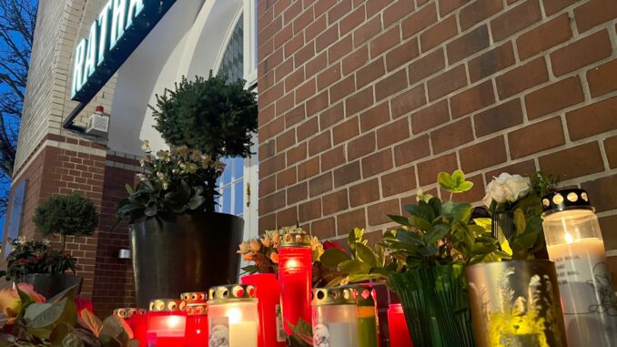 Nach dem plötzlichen Tod des Sylter Bürgermeisters stellten zahlreiche Menschen auf Sylt Grablichter, Blumen und Karten vor dem Rathaus auf. (Archivbild)