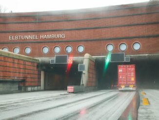 Wegen eines Unfalls musste eine der Röhren des Elbtunnels in Hamburg gesperrt werden. (Archivfoto)