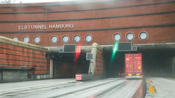 Wegen eines Unfalls musste eine der Röhren des Elbtunnels in Hamburg gesperrt werden. (Archivfoto)  