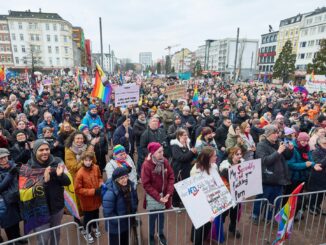 Zahlreiche Menschen demonstrierten für die Rechte von Queeren