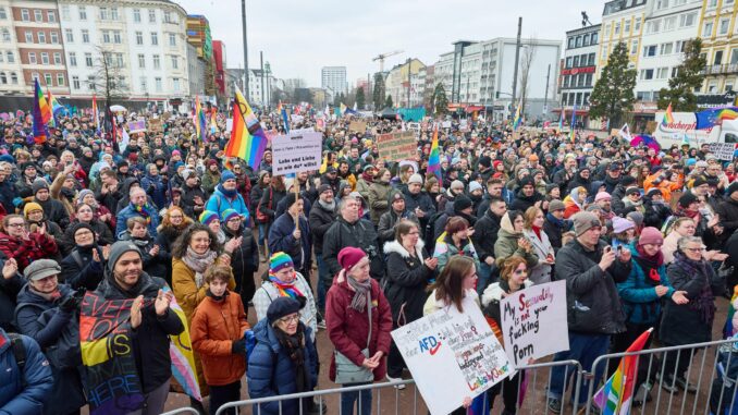 Zahlreiche Menschen demonstrierten für die Rechte von Queeren