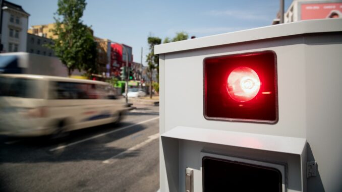 Immer wieder werden in Hamburg Blitzer beschädigt. (Archivbild)