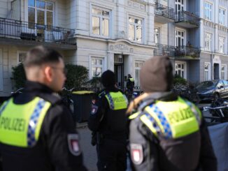 Nach dem Fund einer toten Frau untersucht die Hamburger Polizei eine Altbauwohnung im Stadtteil Hoheluft-West.