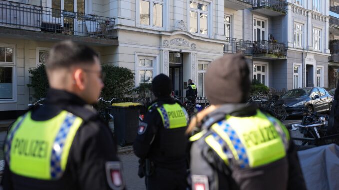 Nach dem Fund einer toten Frau untersucht die Hamburger Polizei eine Altbauwohnung im Stadtteil Hoheluft-West.